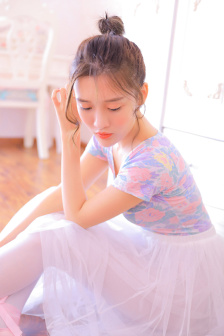 女性黑色蕾丝抹胸开叉短裙拔萝卜